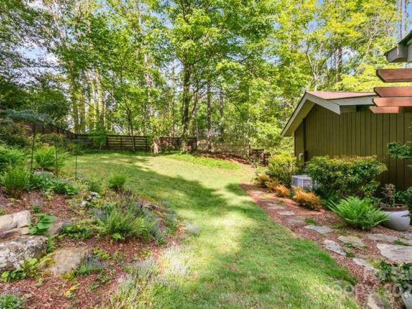 20 Deva Glen, Asheville, NC 28804.  MLS# CAR4259039, YatesRealty ID 17346. 