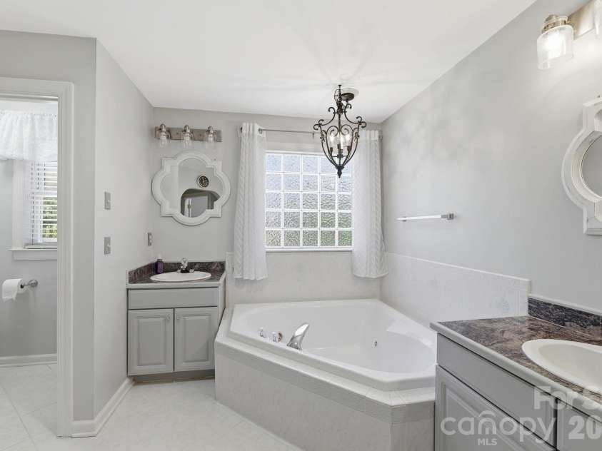 6119 Highview Road, Matthews, NC 28104.  MLS# CAR4351634, YatesRealty ID 17346. 