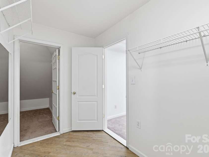6119 Highview Road, Matthews, NC 28104.  MLS# CAR4351634, YatesRealty ID 17346. 
