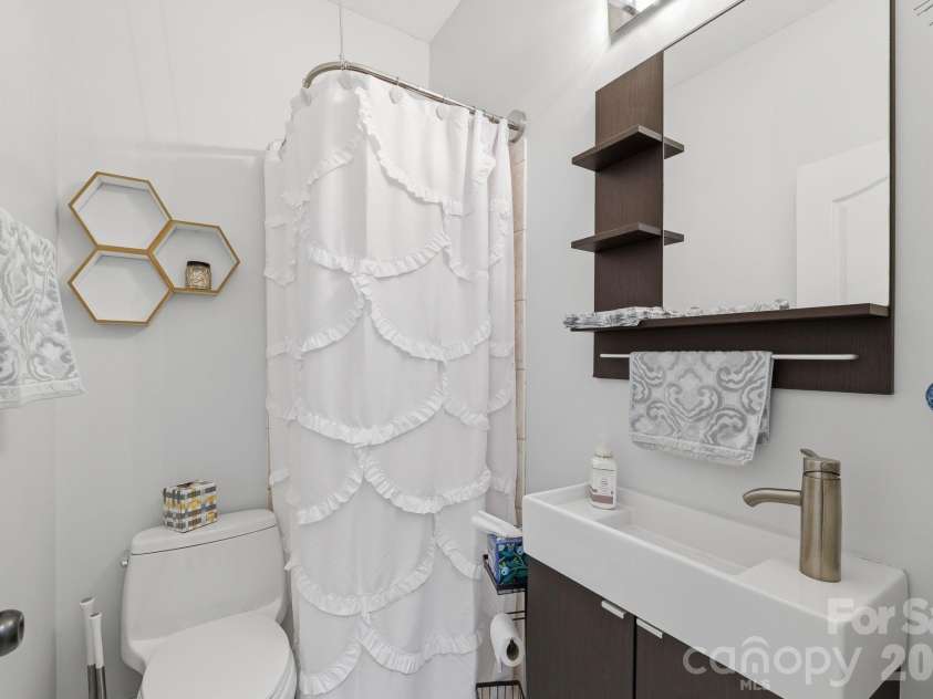 6119 Highview Road, Matthews, NC 28104.  MLS# CAR4351634, YatesRealty ID 17346. 