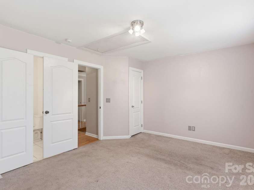 6119 Highview Road, Matthews, NC 28104.  MLS# CAR4351634, YatesRealty ID 17346. 