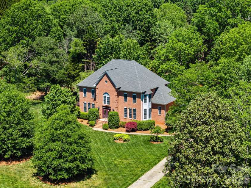 6119 Highview Road, Matthews, NC 28104.  MLS# CAR4351634, YatesRealty ID 17346. 