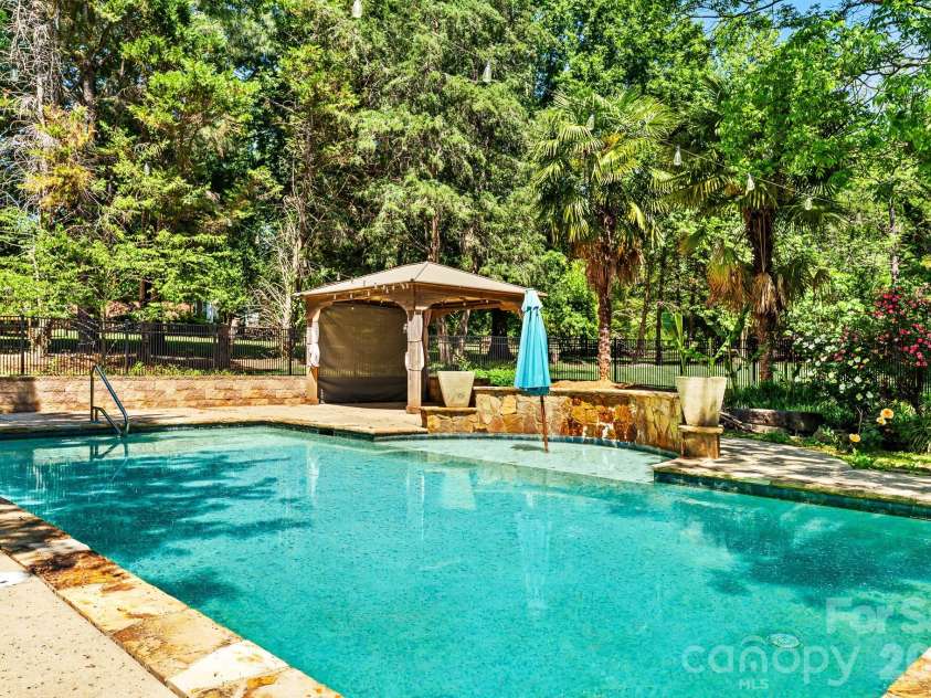 6119 Highview Road, Matthews, NC 28104.  MLS# CAR4351634, YatesRealty ID 17346. 