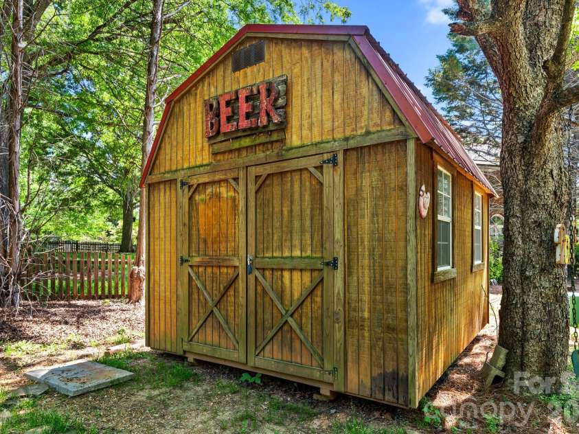 6119 Highview Road, Matthews, NC 28104.  MLS# CAR4351634, YatesRealty ID 17346. 