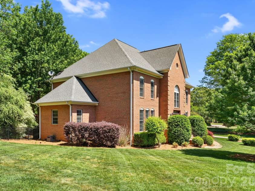 6119 Highview Road, Matthews, NC 28104.  MLS# CAR4351634, YatesRealty ID 17346. 