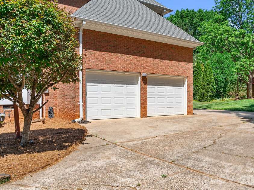 6119 Highview Road, Matthews, NC 28104.  MLS# CAR4351634, YatesRealty ID 17346. 