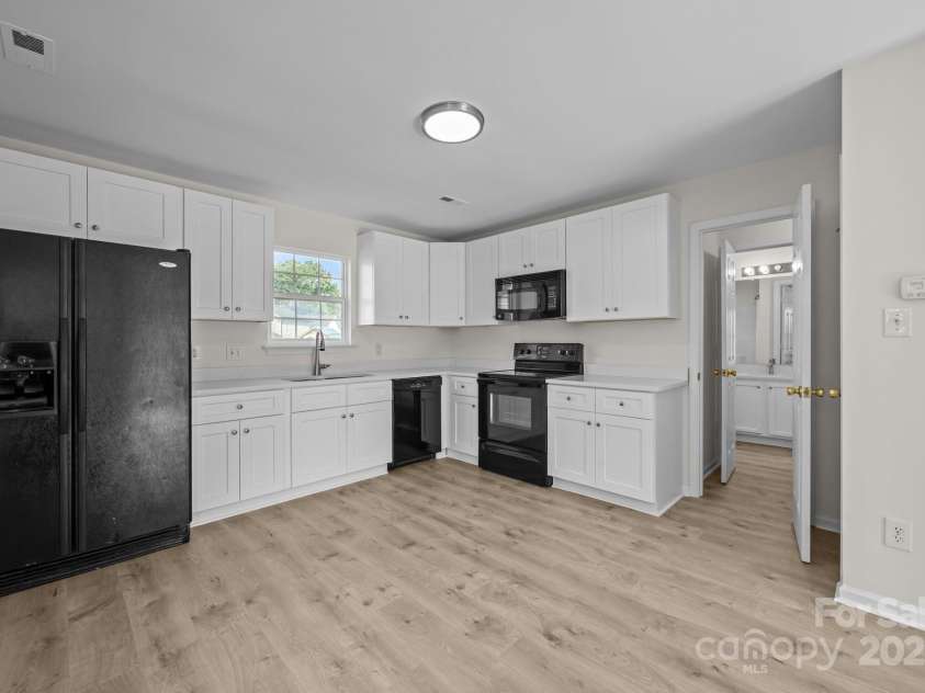 3527 Crestridge Drive, Charlotte, NC 28217.  MLS# CAR4267489, YatesRealty ID 17347. 
