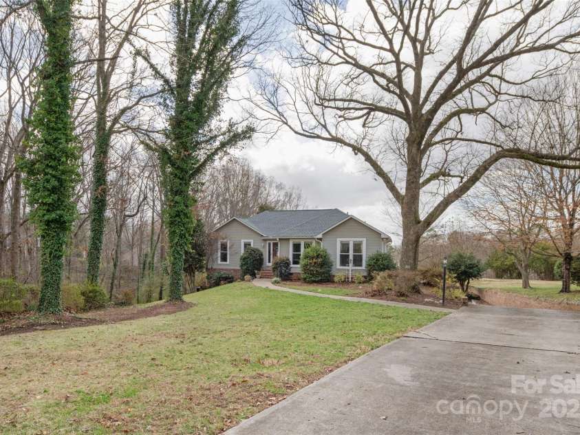 124 Muirfield Drive, Kings Mountain, NC 28086.  MLS# CAR4212857, YatesRealty ID 17348. 