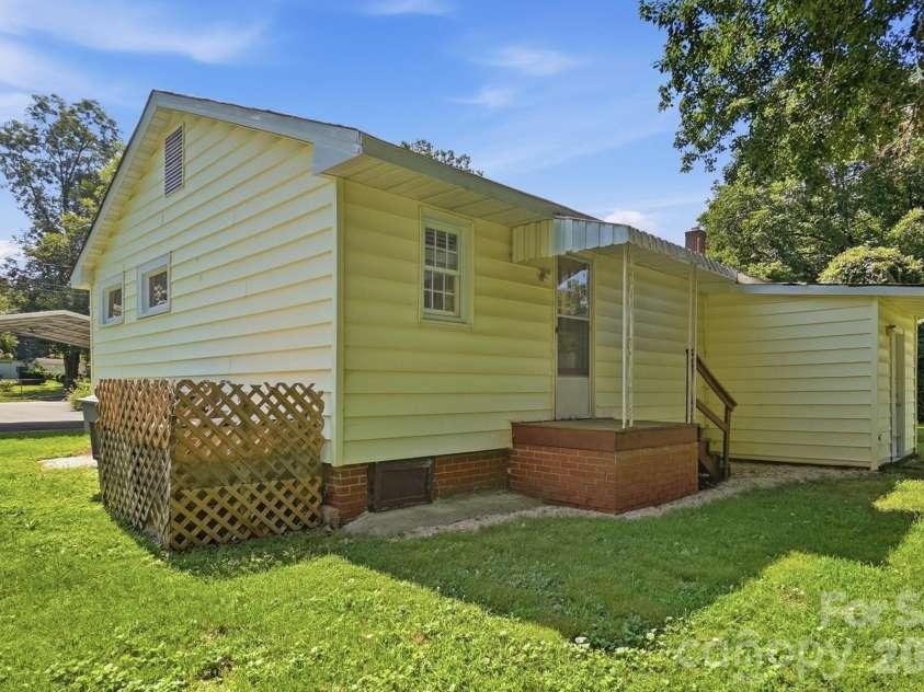 2517 Plum Street, Charlotte, NC 28269.  MLS# CAR4397203, YatesRealty ID 17348. 