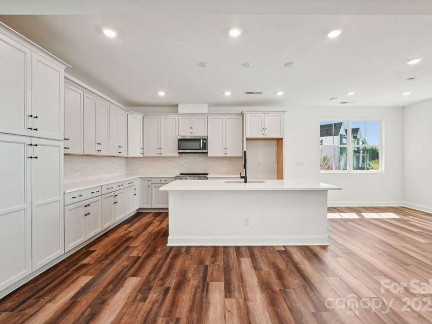 609 Mercury Drive, Tega Cay, SC 29708.  MLS# CAR4324918, YatesRealty ID 17349. Kitchen