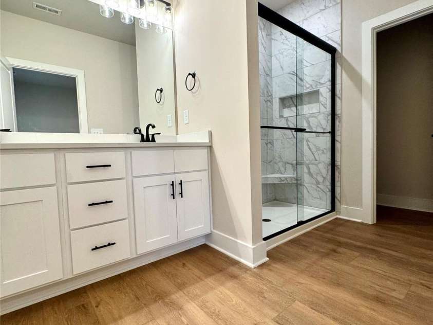 405 Scarlett Oak Court, Lenoir, NC 28605.  MLS# CAR4318802, YatesRealty ID 1735. Primary Bath