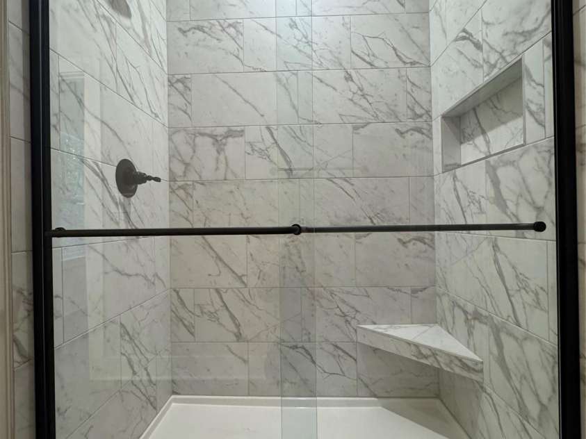 405 Scarlett Oak Court, Lenoir, NC 28605.  MLS# CAR4318802, YatesRealty ID 1735. Primary Bath