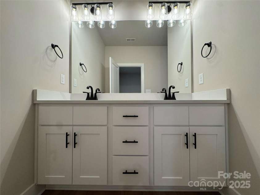 405 Scarlett Oak Court, Lenoir, NC 28605.  MLS# CAR4318802, YatesRealty ID 1735. Primary Bath