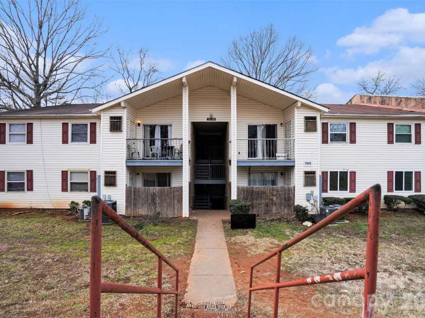 7992 Shady Oak Trail, Charlotte, NC 28210.  MLS# CAR4343577, YatesRealty ID 1735. 