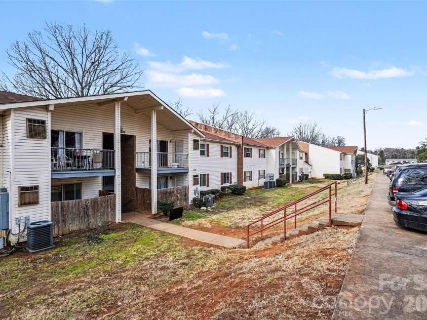 7992 Shady Oak Trail, Charlotte, NC 28210.  MLS# CAR4343577, YatesRealty ID 1735. 