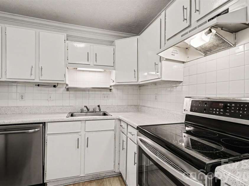 7992 Shady Oak Trail, Charlotte, NC 28210.  MLS# CAR4343577, YatesRealty ID 1735. 