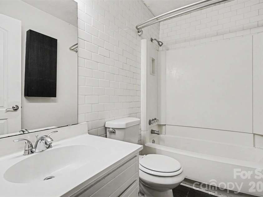 7992 Shady Oak Trail, Charlotte, NC 28210.  MLS# CAR4343577, YatesRealty ID 1735. 
