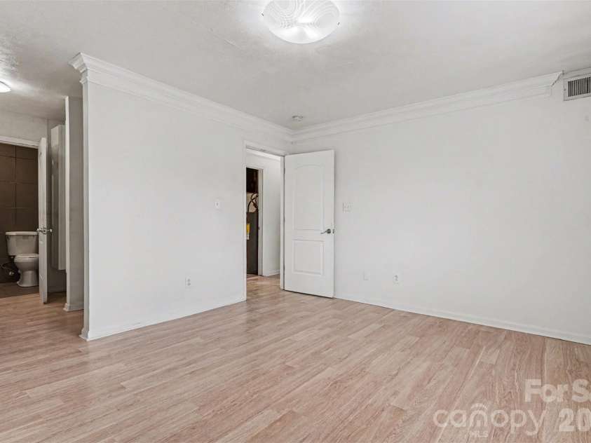 7992 Shady Oak Trail, Charlotte, NC 28210.  MLS# CAR4343577, YatesRealty ID 1735. 