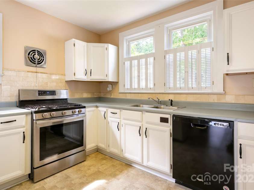 125 Church Street, Black Mountain, NC 28711.  MLS# CAR4215911, YatesRealty ID 17352. 