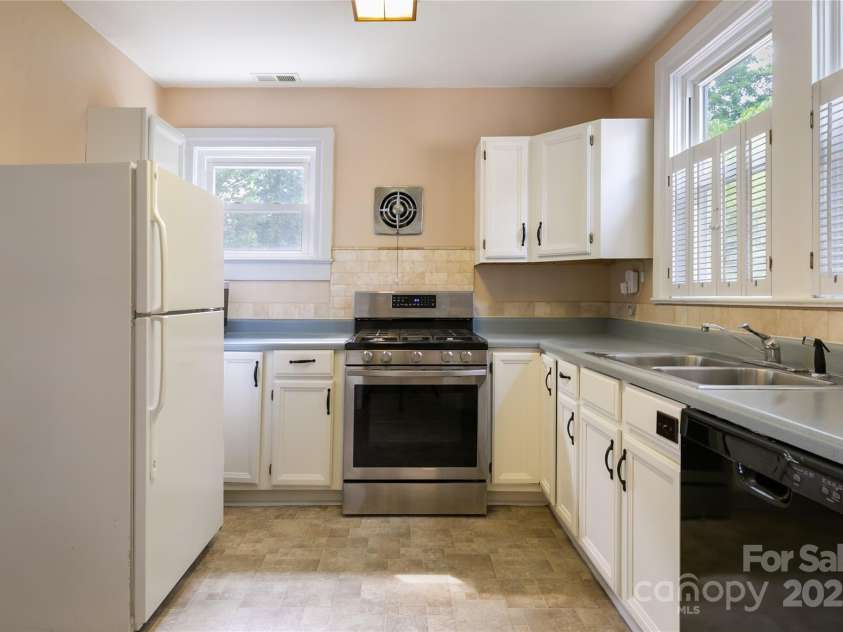 125 Church Street, Black Mountain, NC 28711.  MLS# CAR4215911, YatesRealty ID 17352. 