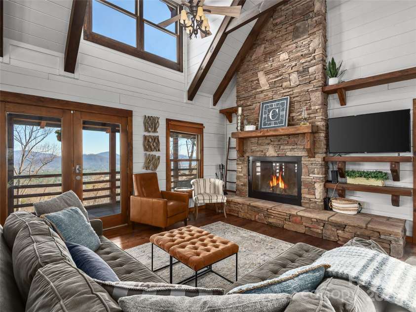 25 Crestwood Drive, Arden, NC 28704.  MLS# CAR4218360, YatesRealty ID 17353. 