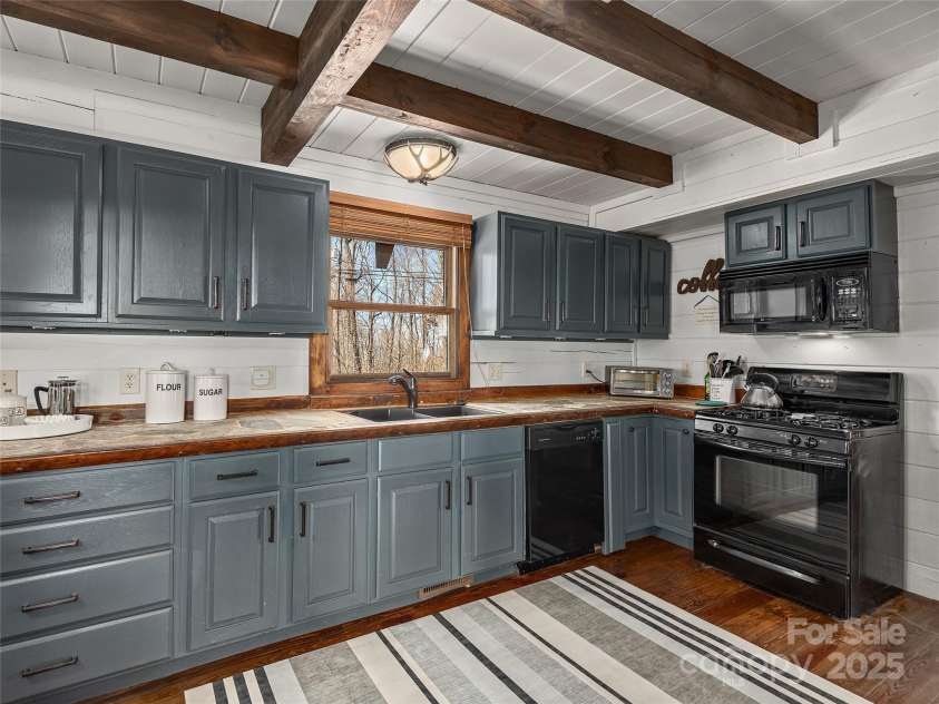 25 Crestwood Drive, Arden, NC 28704.  MLS# CAR4218360, YatesRealty ID 17353. 