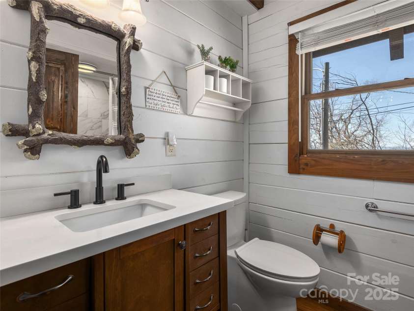 25 Crestwood Drive, Arden, NC 28704.  MLS# CAR4218360, YatesRealty ID 17353. 