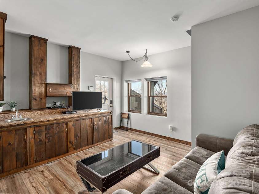 25 Crestwood Drive, Arden, NC 28704.  MLS# CAR4218360, YatesRealty ID 17353. 