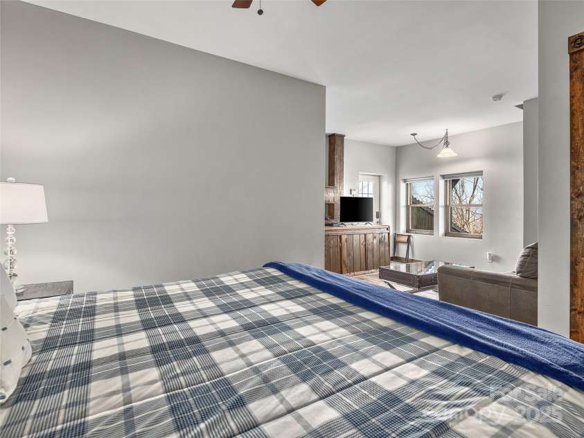 25 Crestwood Drive, Arden, NC 28704.  MLS# CAR4218360, YatesRealty ID 17353. 