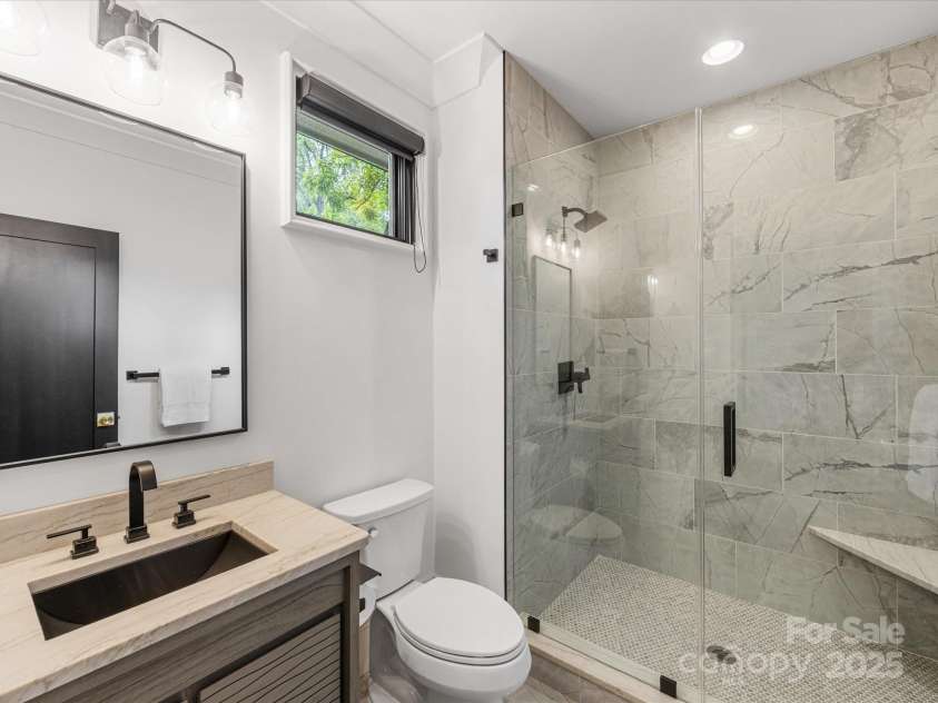 438 Wonderwood Drive, Charlotte, NC 28211.  MLS# CAR4290374, YatesRealty ID 17355. En Suite Bathroom 2