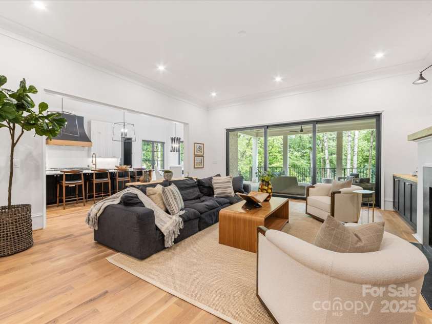 438 Wonderwood Drive, Charlotte, NC 28211.  MLS# CAR4290374, YatesRealty ID 17355. Family Room views into kitchen and sliding doors that open to the veranda