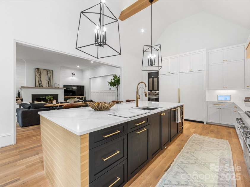 438 Wonderwood Drive, Charlotte, NC 28211.  MLS# CAR4290374, YatesRealty ID 17355. Kitchen