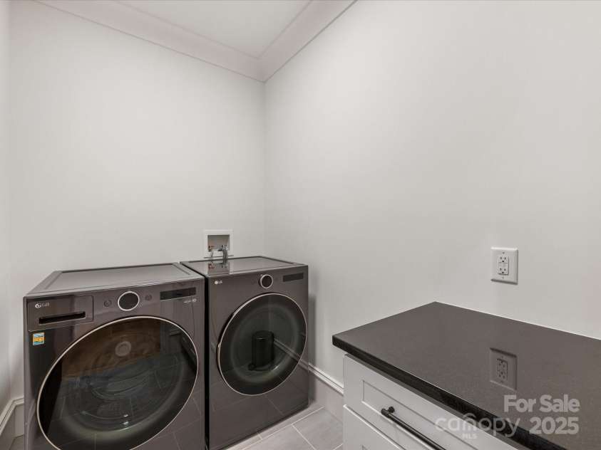 438 Wonderwood Drive, Charlotte, NC 28211.  MLS# CAR4290374, YatesRealty ID 17355. Laundry Room on 2nd floor