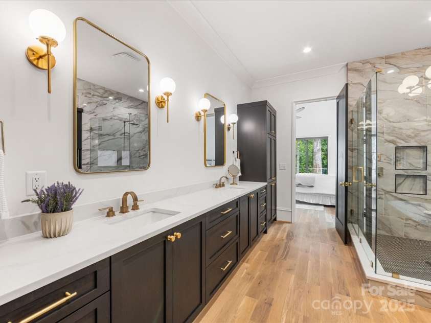 438 Wonderwood Drive, Charlotte, NC 28211.  MLS# CAR4290374, YatesRealty ID 17355. Primary Bath with dual vanity