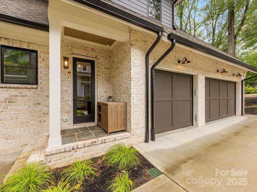 438 Wonderwood Drive, Charlotte, NC 28211.  MLS# CAR4290374, YatesRealty ID 17355. Side Entrance