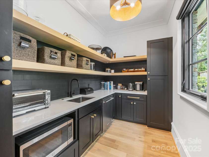 438 Wonderwood Drive, Charlotte, NC 28211.  MLS# CAR4290374, YatesRealty ID 17355. Walk-in Pantry with Sink and built-in Cabinetry