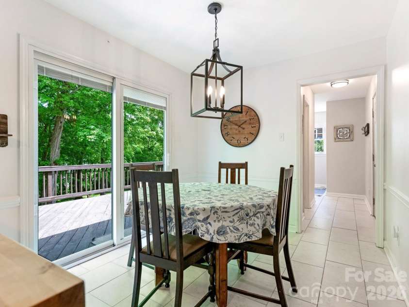 5017 Lindstrom Drive, Charlotte, NC 28226.  MLS# CAR4371600, YatesRealty ID 17357. Breakfast
