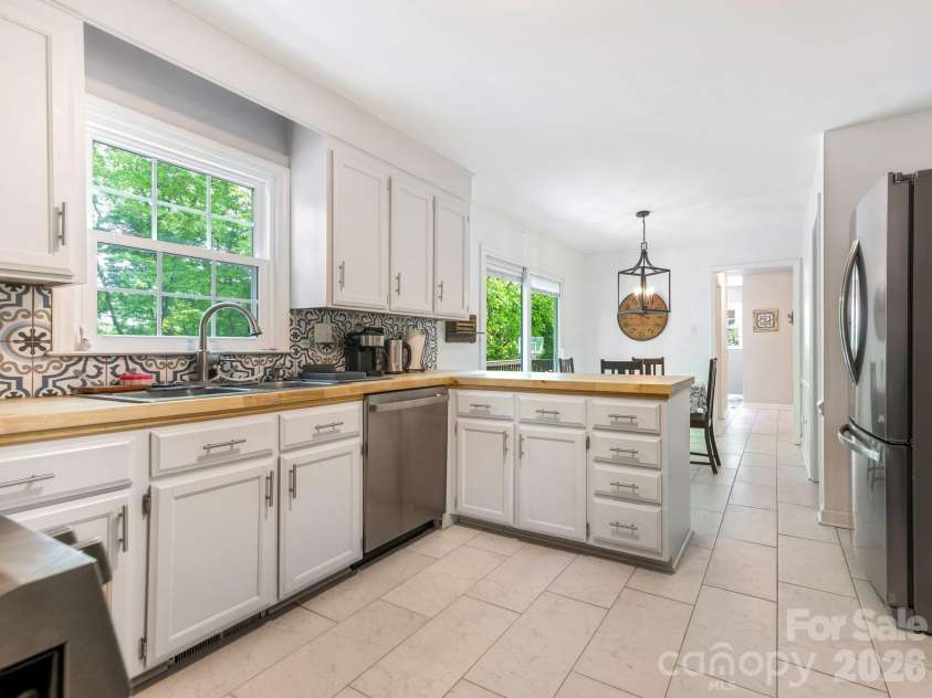 5017 Lindstrom Drive, Charlotte, NC 28226.  MLS# CAR4371600, YatesRealty ID 17357. Kitchen
