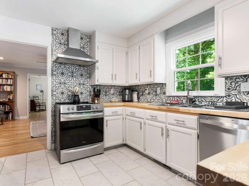 5017 Lindstrom Drive, Charlotte, NC 28226.  MLS# CAR4371600, YatesRealty ID 17357. Kitchen