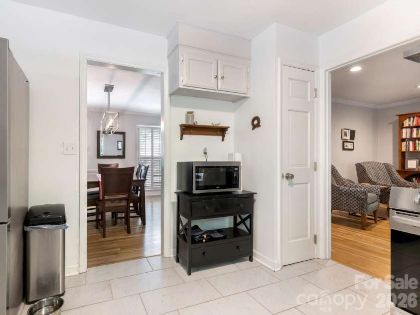5017 Lindstrom Drive, Charlotte, NC 28226.  MLS# CAR4371600, YatesRealty ID 17357. Kitchen