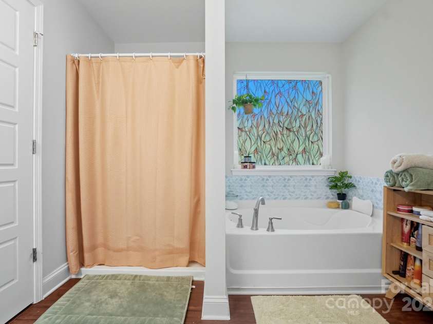 345 Knox Farm Road, Statesville, NC 28677.  MLS# CAR4304653, YatesRealty ID 1736. Main Bath