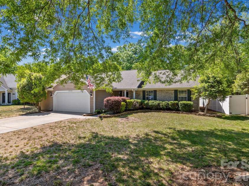 12103 Wagon Wheel Court, Charlotte, NC 28277.  MLS# CAR4373991, YatesRealty ID 17361. 