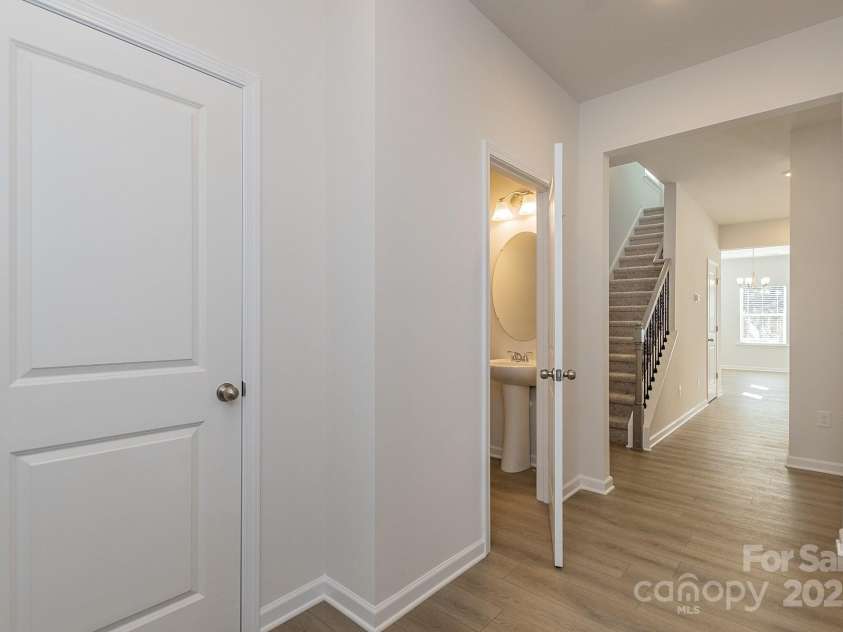 6024 Jasmine Branch Road, Charlotte, NC 28216.  MLS# CAR4260393, YatesRealty ID 17362. Suwanee Entry Way and Powder Room