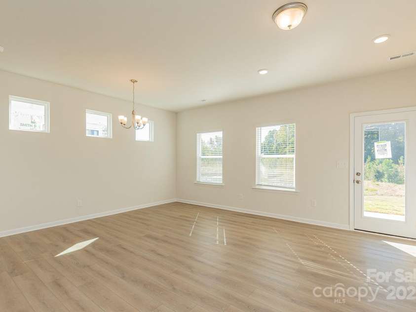 6024 Jasmine Branch Road, Charlotte, NC 28216.  MLS# CAR4260393, YatesRealty ID 17362. Suwanee Family and Dining