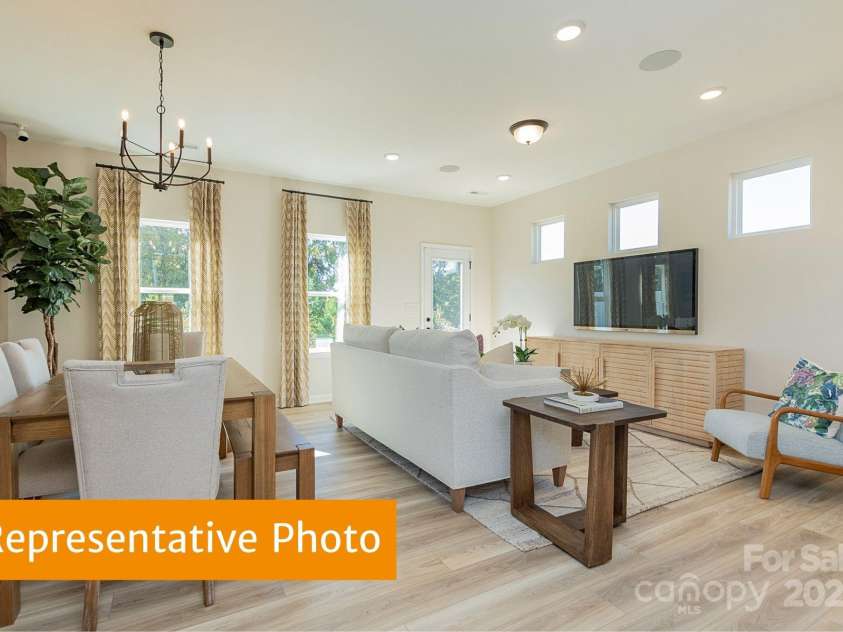 6024 Jasmine Branch Road, Charlotte, NC 28216.  MLS# CAR4260393, YatesRealty ID 17362. Suwanee Family and Dining