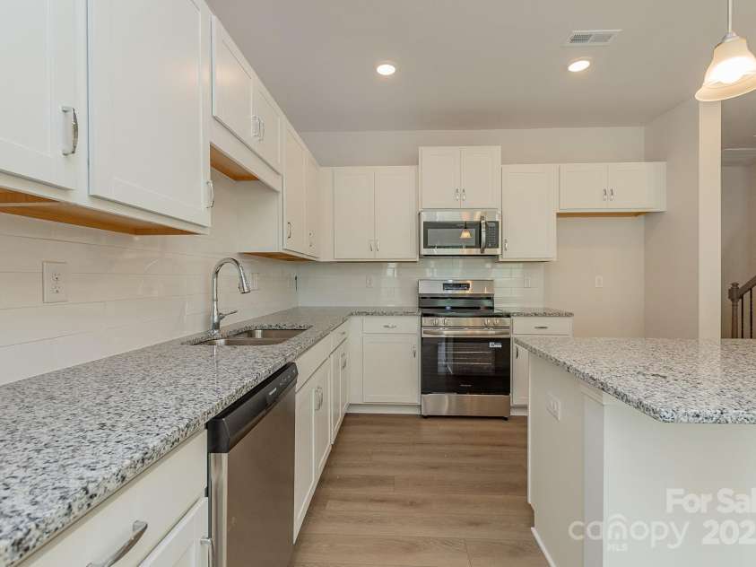 6024 Jasmine Branch Road, Charlotte, NC 28216.  MLS# CAR4260393, YatesRealty ID 17362. Suwanee Kitchen