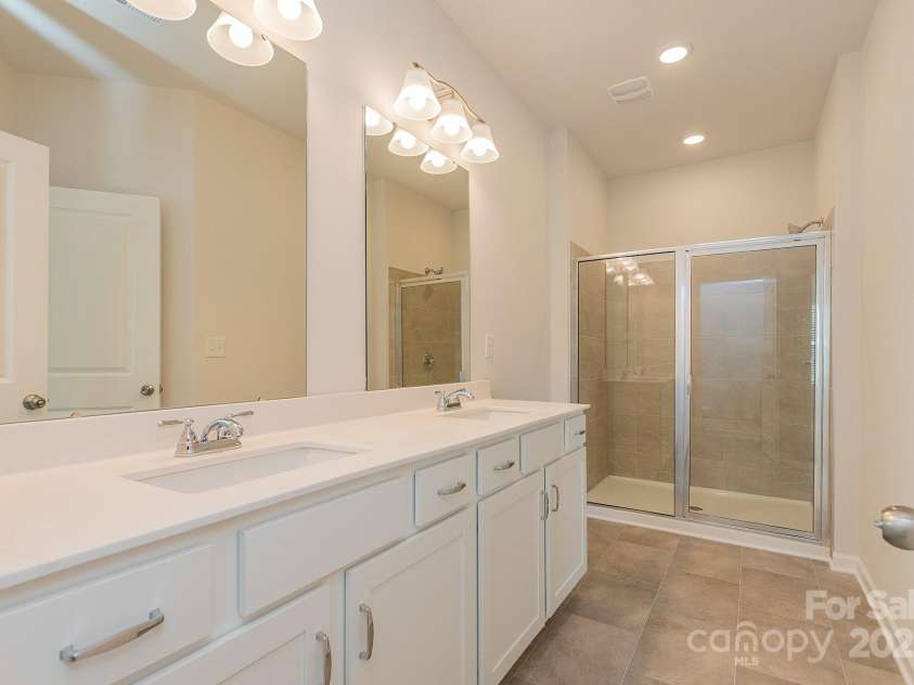 6024 Jasmine Branch Road, Charlotte, NC 28216.  MLS# CAR4260393, YatesRealty ID 17362. Suwanee Primary Bath