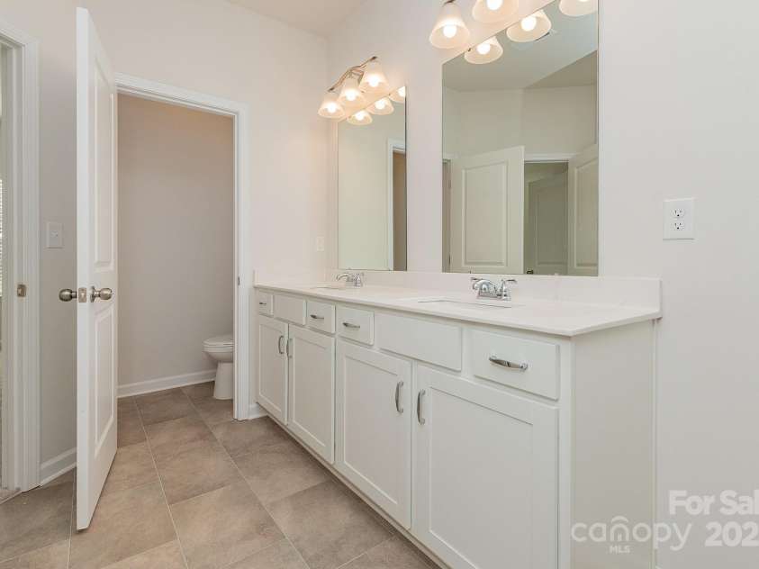 6024 Jasmine Branch Road, Charlotte, NC 28216.  MLS# CAR4260393, YatesRealty ID 17362. Suwanee Primary Bath