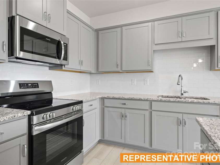 6005 Jasmine Branch Road, Charlotte, NC 28216.  MLS# CAR4260447, YatesRealty ID 17363. Suwanee Kitchen