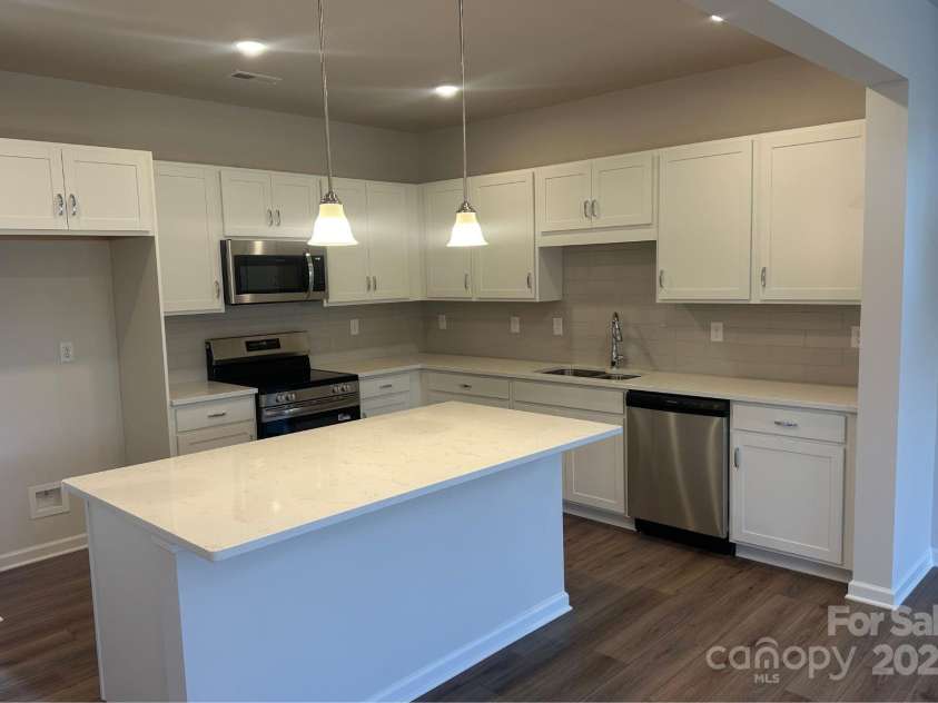 6005 Jasmine Branch Road, Charlotte, NC 28216.  MLS# CAR4260447, YatesRealty ID 17363. Suwanee Kitchen